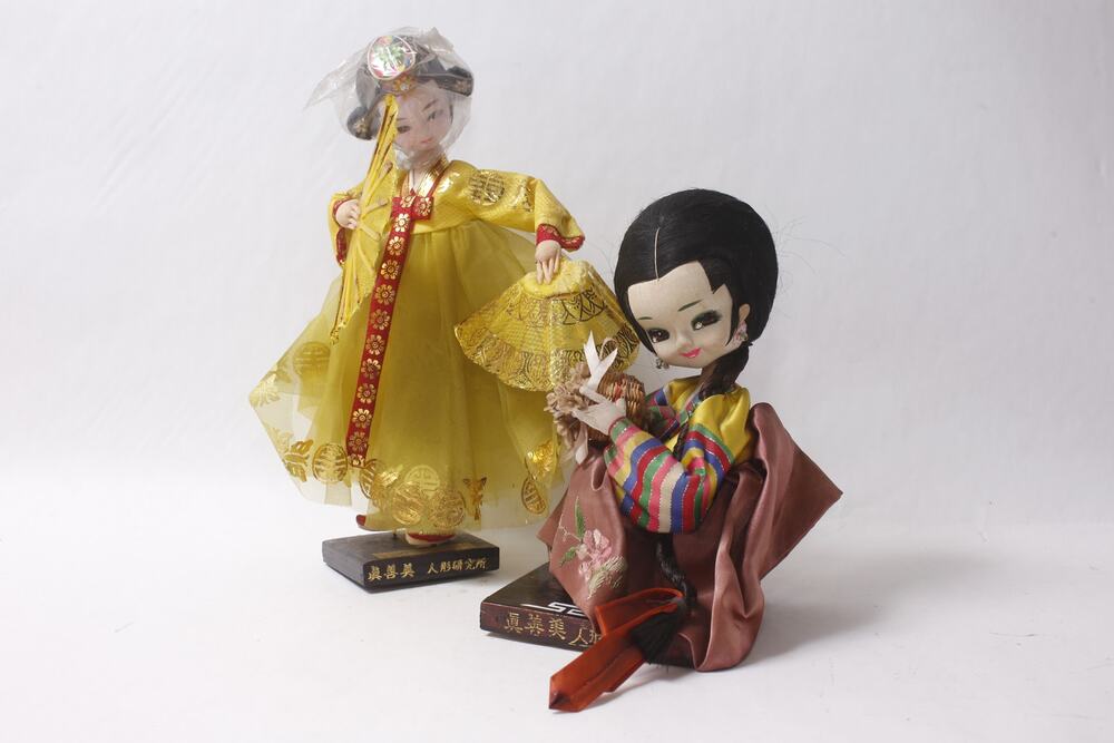 Bradley Style Vintage 1970s Korean Traditional Pose Doll Lot w Wooden Base ~ 26